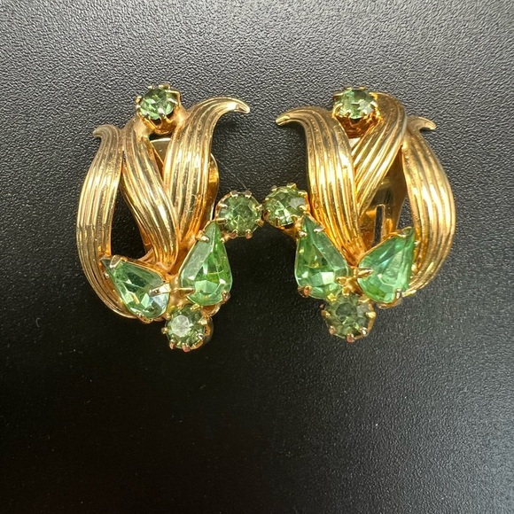 Jewelry - VINTAGE EARRINGS Gold Tone Green Crystal COLLECTIBLE COSTUME JEWELRY CLIP ON
